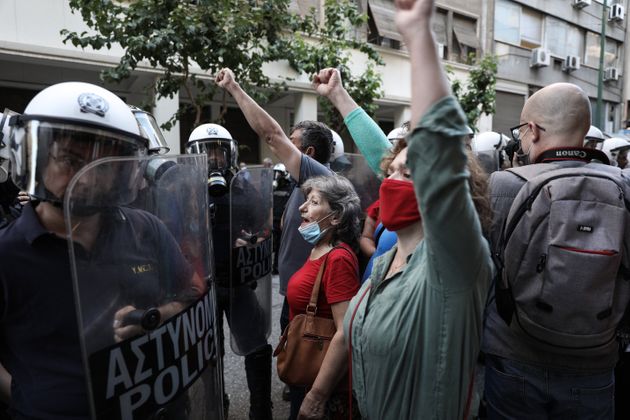 Επεισόδια έξω από το Υπουργείο