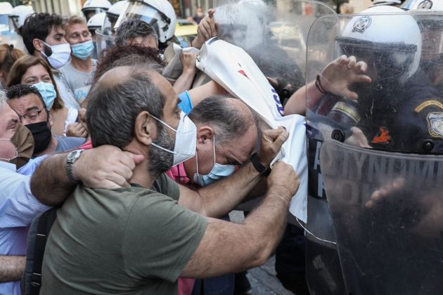 Επεισόδια έξω από το Υπουργείο
