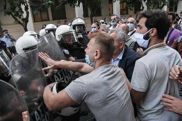 Επεισόδια έξω από το Υπουργείο