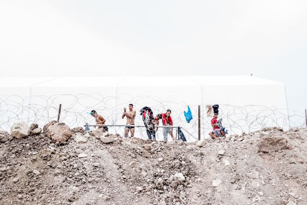Guardian: Οι πρόσφυγες που γλίτωσαν από τη Μόρια ζουν τώρα σε πιο άθλιες