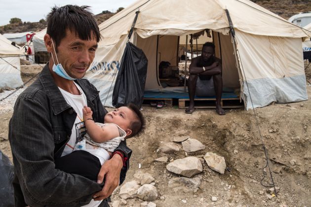 Guardian: Οι πρόσφυγες που γλίτωσαν από τη Μόρια ζουν τώρα σε πιο άθλιες