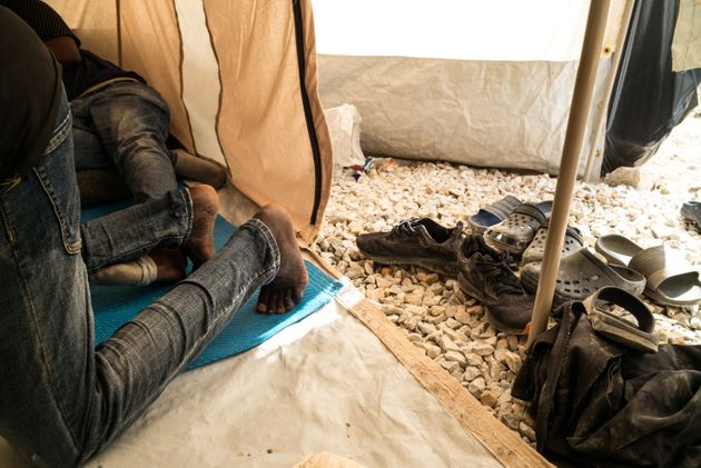 Guardian: Οι πρόσφυγες που γλίτωσαν από τη Μόρια ζουν τώρα σε πιο άθλιες