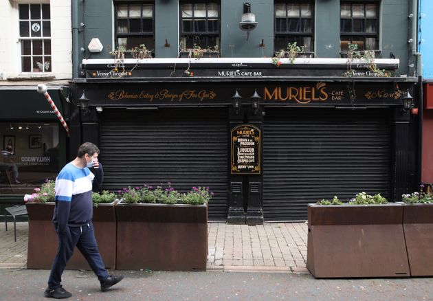 Το δεύτερο, ισχυρότερο κύμα κορονοϊού φέρνει ξανά καθολικά lockdown