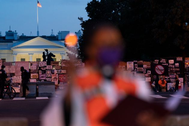 Το δεύτερο, ισχυρότερο κύμα κορονοϊού φέρνει ξανά καθολικά lockdown