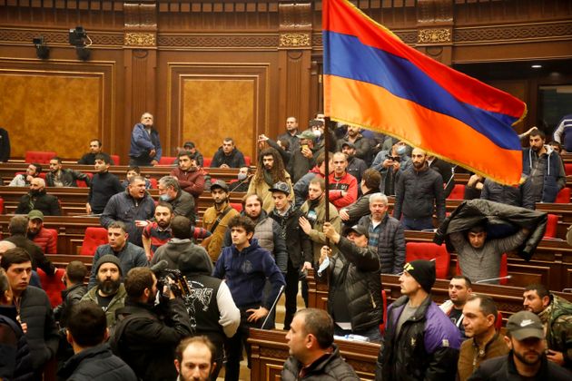 Οργή και πίκρα στην Αρμενία για την εκεχειρία στο Ναγκόρνο Καραμπάχ-Εισβολή πολιτών στη