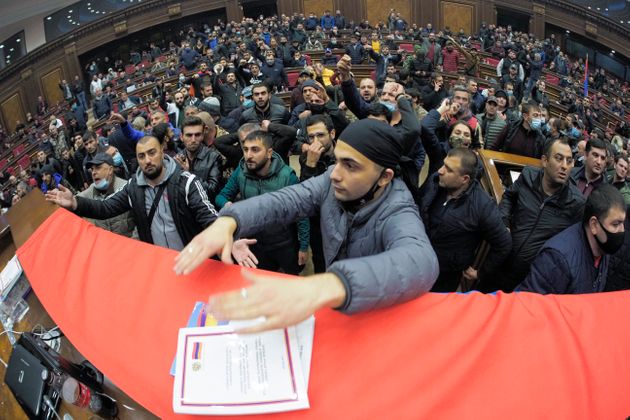 Οργή και πίκρα στην Αρμενία για την εκεχειρία στο Ναγκόρνο Καραμπάχ-Εισβολή πολιτών στη