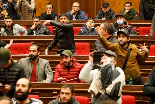 Οργή και πίκρα στην Αρμενία για την εκεχειρία στο Ναγκόρνο Καραμπάχ-Εισβολή πολιτών στη