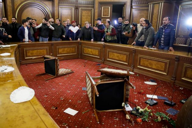 Οργή και πίκρα στην Αρμενία για την εκεχειρία στο Ναγκόρνο Καραμπάχ-Εισβολή πολιτών στη