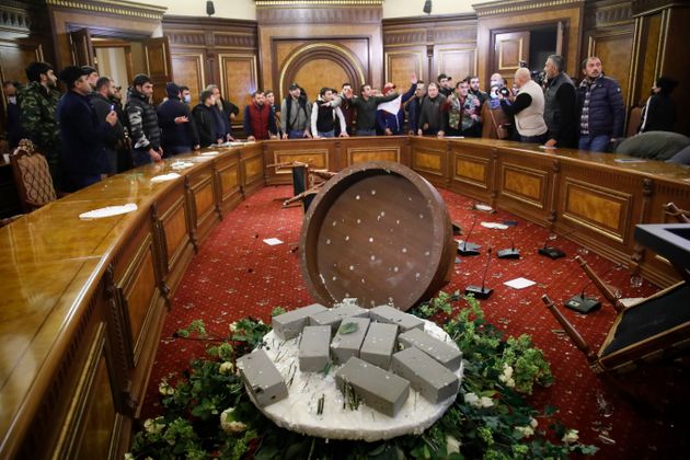 Οργή και πίκρα στην Αρμενία για την εκεχειρία στο Ναγκόρνο Καραμπάχ-Εισβολή πολιτών στη