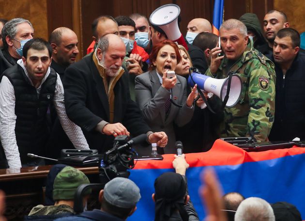 Οργή και πίκρα στην Αρμενία για την εκεχειρία στο Ναγκόρνο Καραμπάχ-Εισβολή πολιτών στη