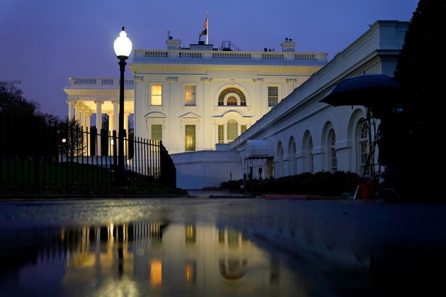 ΗΠΑ: Σιωπηλή δημόσια εμφάνιση του Τραμπ, αναβρασμός στον Λευκό