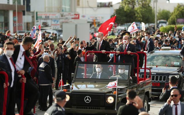 Προκλητικό σόου Ερντογάν υπό καταρρακτώδη βροχή στα
