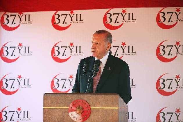 Προκλητικό σόου Ερντογάν υπό καταρρακτώδη βροχή στα