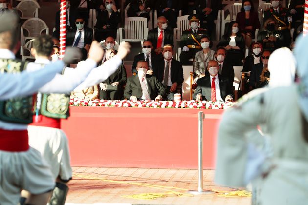 Προκλητικό σόου Ερντογάν υπό καταρρακτώδη βροχή στα