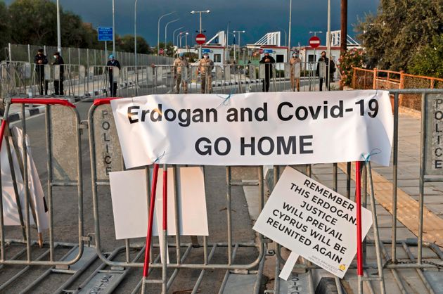 Προκλητικό σόου Ερντογάν υπό καταρρακτώδη βροχή στα