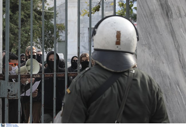 Αναβρασμός για το Πολυτεχνείο: 40 αντιεξουσιαστές κλείστηκαν ήδη μέσα - Τα ΜΑΤ έχουν περικυκλώσει το κτίριο