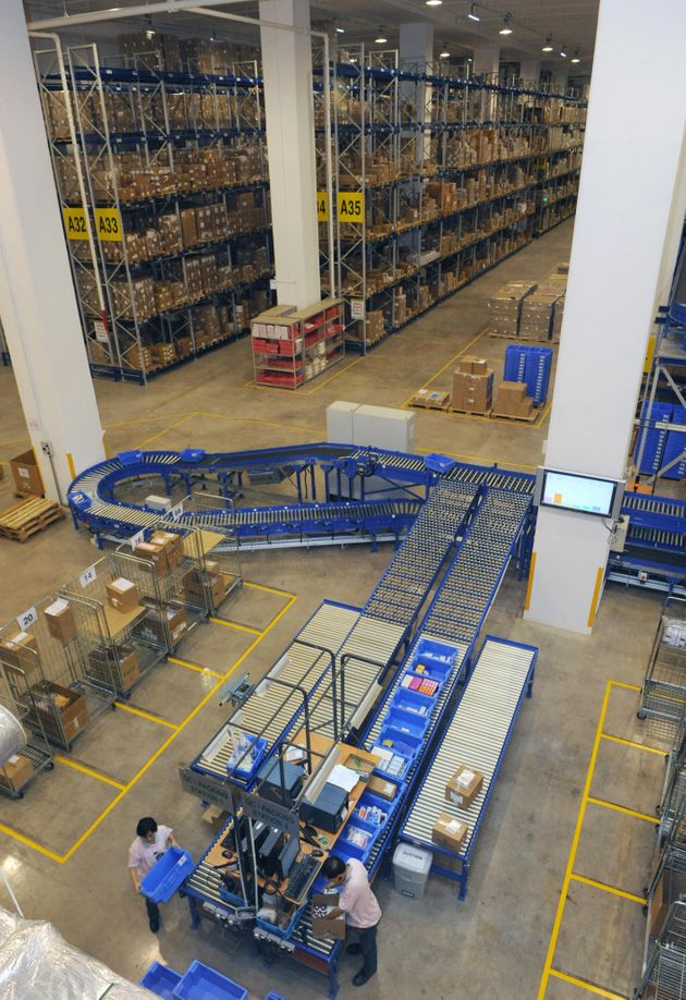 Μέσα στο ψυχρό δωμάτιο που φυλάσσονται τα εμβόλια για τον