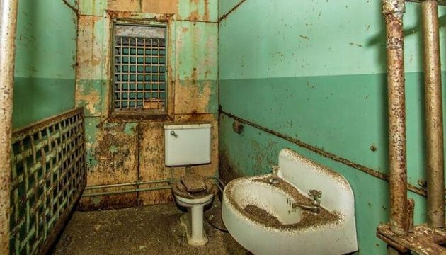 Αυτό το φαινομενικά φυσιολογικό σπίτι κρύβει μια ανατριχιαστική