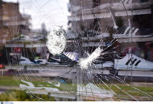 Σπασμένη τζαμαρία 2