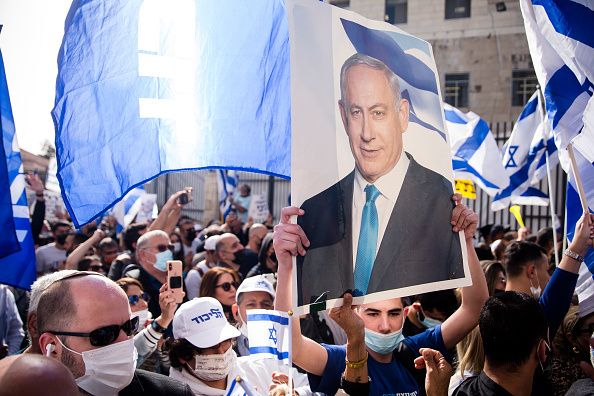 5 Απριλίου 2021, Ιεροσόλυμα. Υποστηρικτές του Νετανιάχου έξω από το δικαστήριο, όπου εξελίσσεται η διαδικασία...