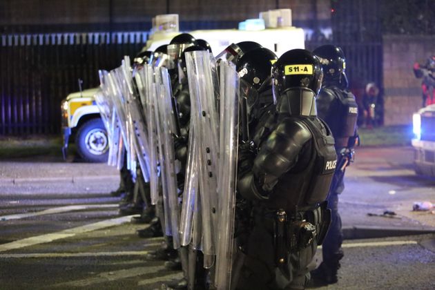 Τι συμβαίνει στη Βόρεια Ιρλανδία και γιατί αναζωπυρώθηκε μια μάχη