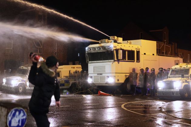 Τι συμβαίνει στη Βόρεια Ιρλανδία και γιατί αναζωπυρώθηκε μια μάχη