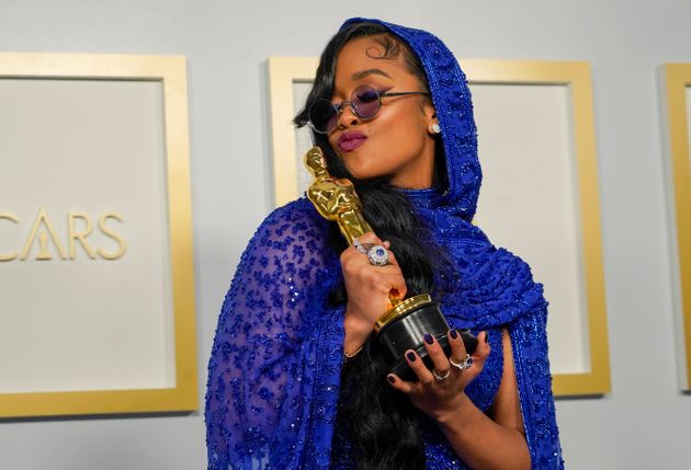 Η H.E.R., νικήτρια του Όσκαρ...