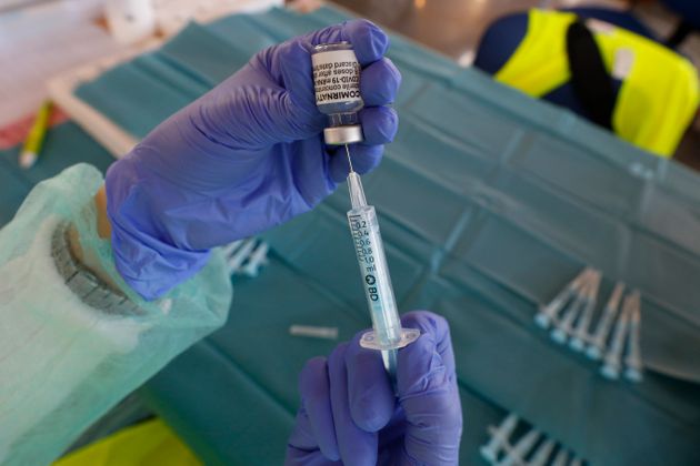 «Πόλεμος» για την άρση της πατέντας των εμβολίων κατά του