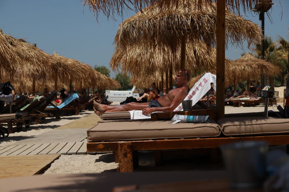 Εικόνες από το άνοιγμα των οργανωμένων παραλιών σε Αθήνα και